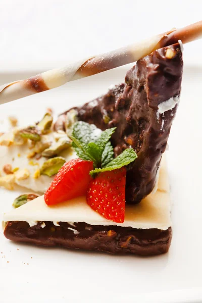 Chocolate cake with strawberries — Stock Photo, Image