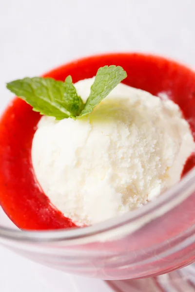 Ice cream with berry sauce — Stock Photo, Image