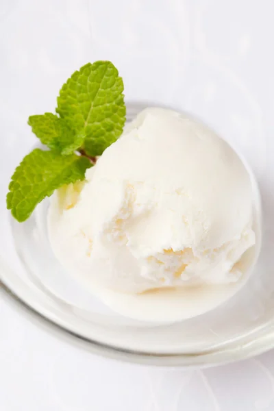 Helado de vainilla con menta — Foto de Stock