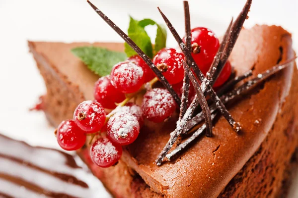 Pastel de chocolate con grosella — Foto de Stock