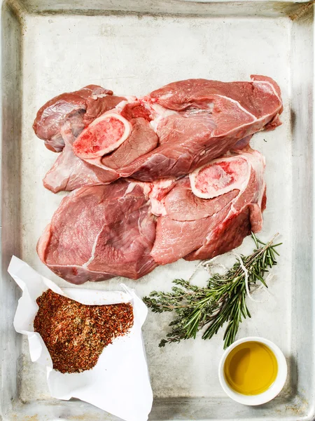 Carne crua com especiarias — Fotografia de Stock