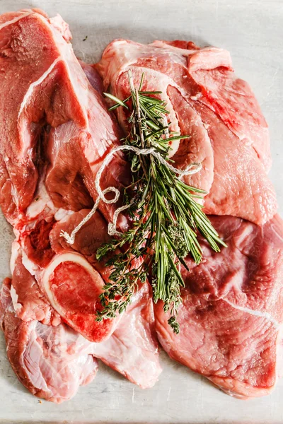 Carne crudă cu condimente — Fotografie, imagine de stoc