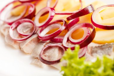 Patates ve soğan ile ringa balığı