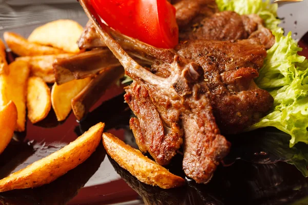 Grilled ribs with potatoes — Stock Photo, Image