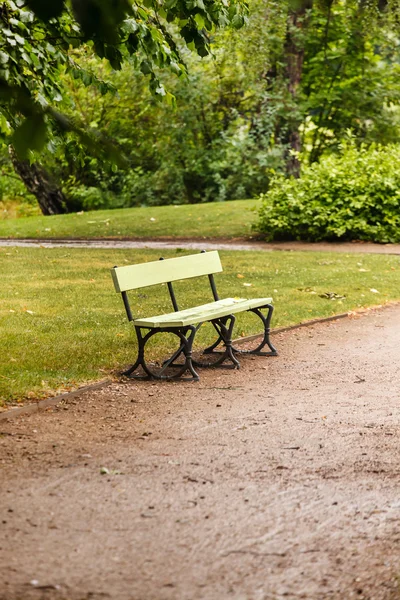 Parc avec des plantes sur la rivière — Photo