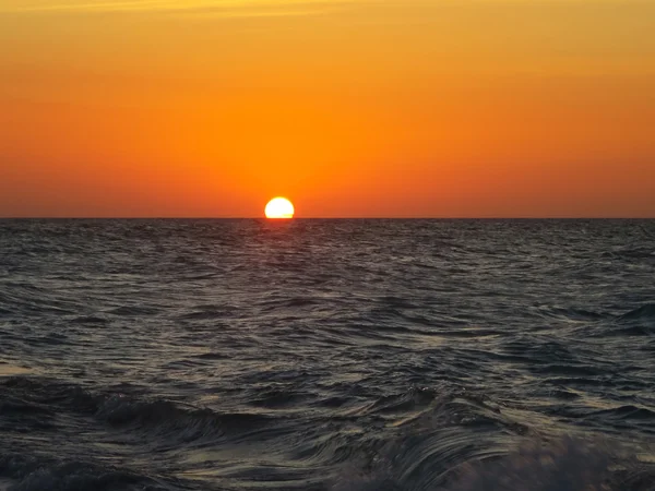 Orangefarbener Sonnenuntergang über dem Meer — Stockfoto