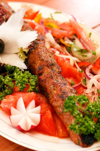 Kebab with vegetables on plate — Stock Photo, Image