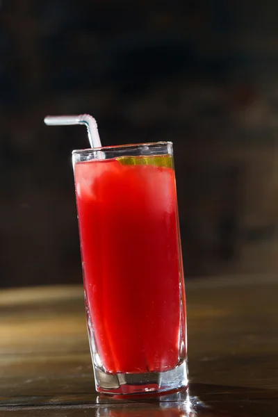 Bicchiere di cocktail rosso con paglia — Foto Stock