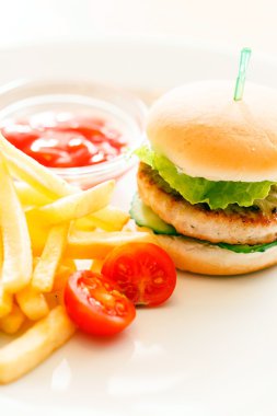 Patates kızartmalı hamburger.