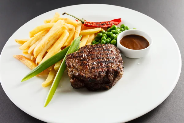 Bife com batatas fritas — Fotografia de Stock