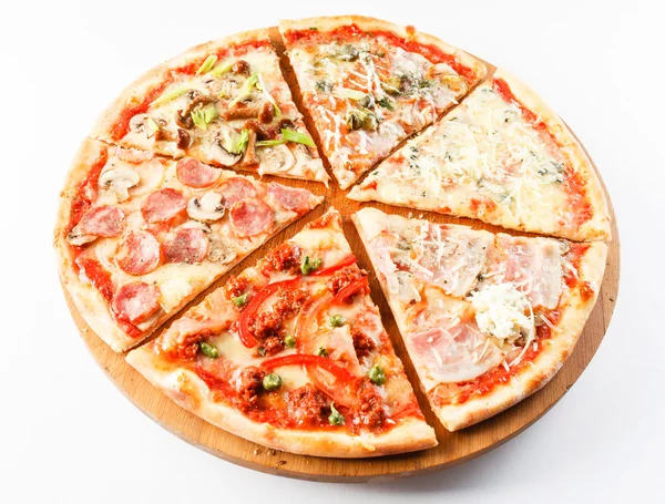 Välsmakande pizza på vit — Stockfoto