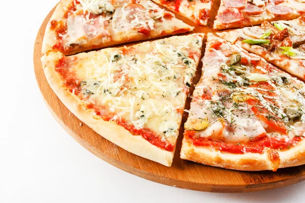 Pizza mit Fleisch und Gemüse — Stockfoto