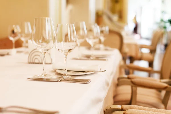 Ajuste de mesa en el interior del restaurante —  Fotos de Stock