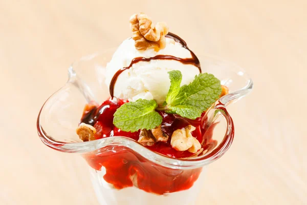 Vanilleeis mit Beeren — Stockfoto