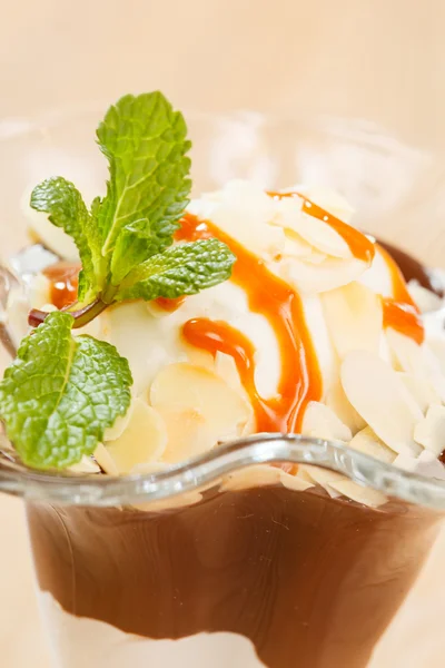 Helado con salsa de caramelo — Foto de Stock