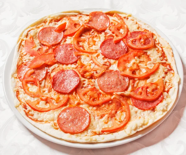 Sabrosa pizza con tomates — Foto de Stock