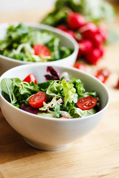 Salát s rajčaty a salátem — Stock fotografie