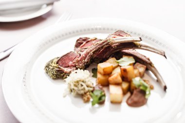 plaka üzerinde ızgara kaburga