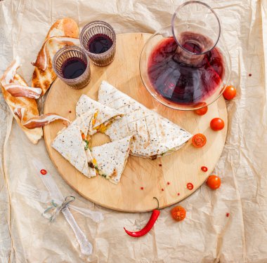 Izgara ekmeği ve kırmızı şarap