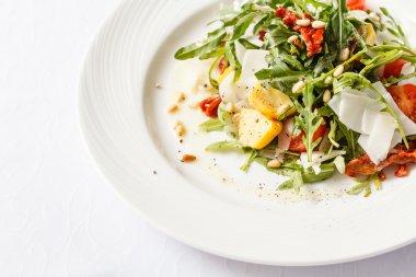 Roka ve fındık ile salata