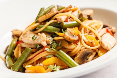 Tabakta tavuk ile erişte