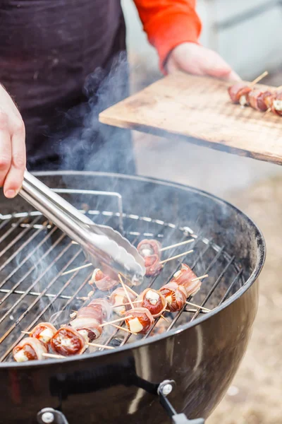 Grilled dates with bacon — Stock Photo, Image