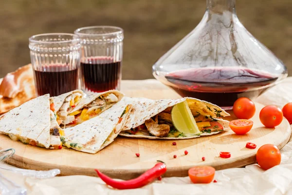 Tortillas alla griglia e vino rosso — Foto Stock