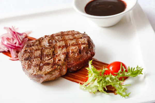 Eti biftek sosu ile — Stok fotoğraf