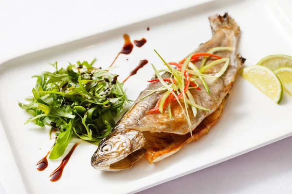 Pescado frito con hierbas frescas — Foto de Stock