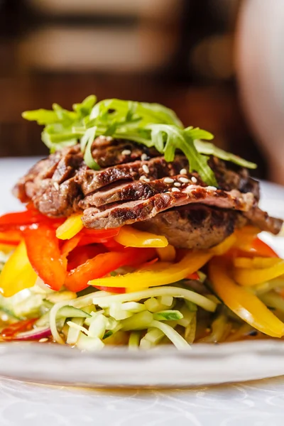 Filete con verduras y lechuga — Foto de Stock