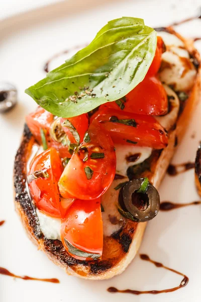 Bruschetta z pomidorami, mozarella i bazylia — Zdjęcie stockowe