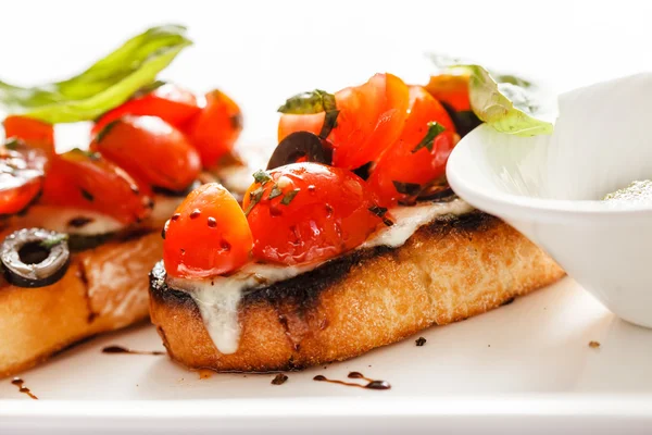 Bruschetta con tomate, mozarella y albahaca —  Fotos de Stock