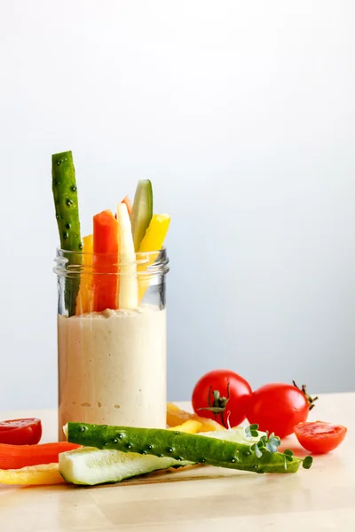 Hummus med grönsaker i burk — Stockfoto