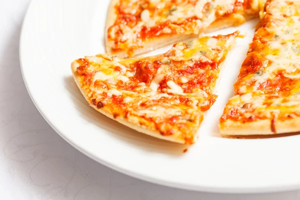 在白色的美味比萨 — 图库照片