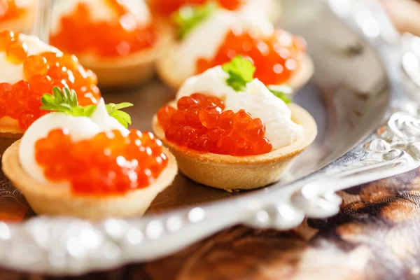 Canapé con caviar en plato —  Fotos de Stock