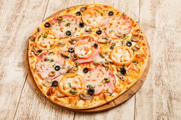 Pizza con carne e verdure — Foto Stock