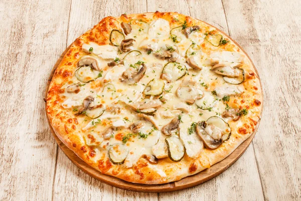 Pizza med kött och grönsaker — Stockfoto