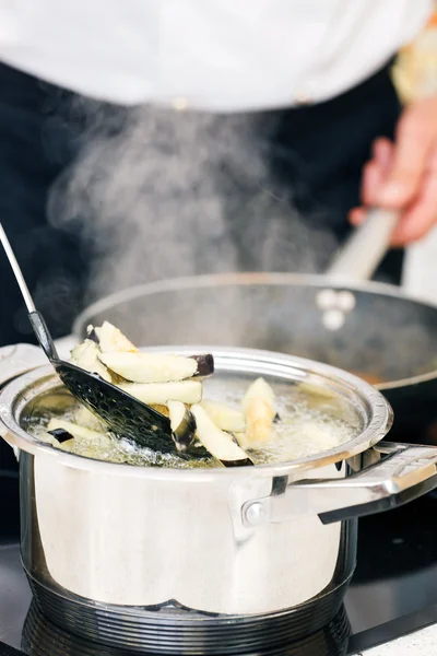 Cocinero cocina en el trabajo — Foto de Stock