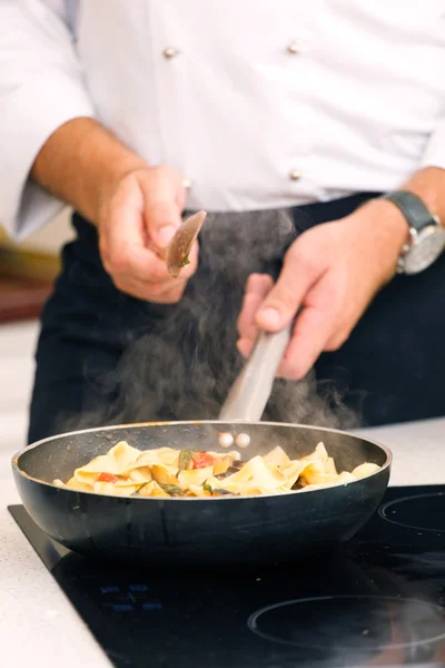 Chef-kok op het werk voorbereiding van pasta — Stockfoto