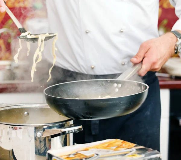 Szef w pracy przygotowanie makaronu — Zdjęcie stockowe