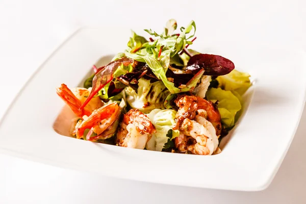 Salade aux crevettes sur assiette — Photo