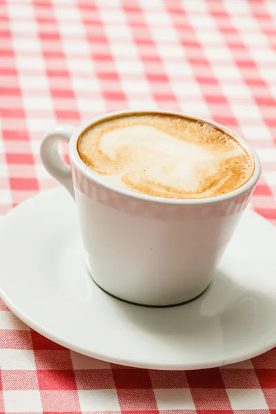Filiżankę cappuccino na talerzyk — Zdjęcie stockowe