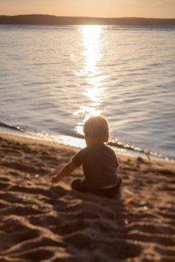 Sahildeki küçük çocuk.