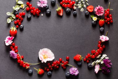 Yaz meyveler ve çiçekler