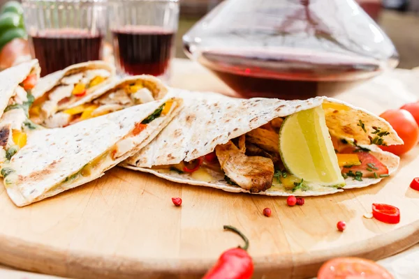 Tortillas a la parrilla y vino tinto —  Fotos de Stock