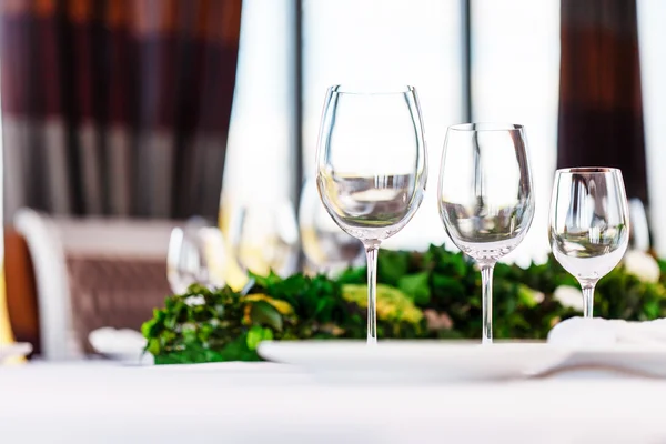 Copas de vino en la mesa —  Fotos de Stock