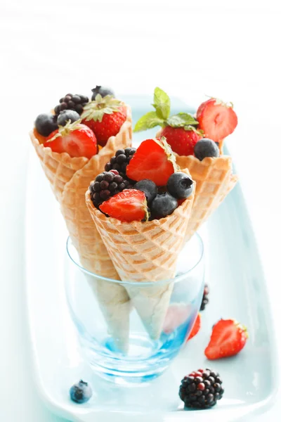 Bagas frescas em cones de waffle — Fotografia de Stock