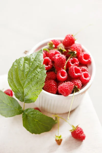 Framboises fraîches aux feuilles — Photo