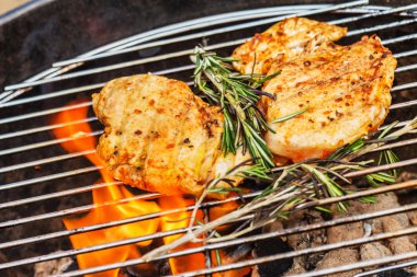 Barbekü üzerinde rosemary ile tavuk