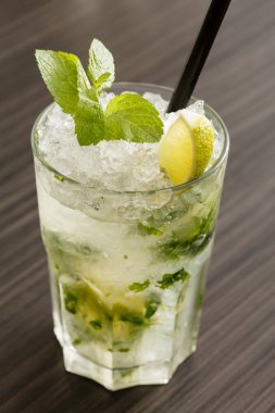 Naneli mojito kokteyli.